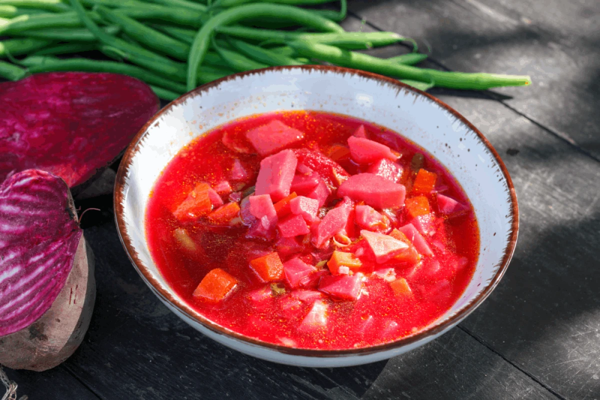 Barszcz ukraiński w białej misce